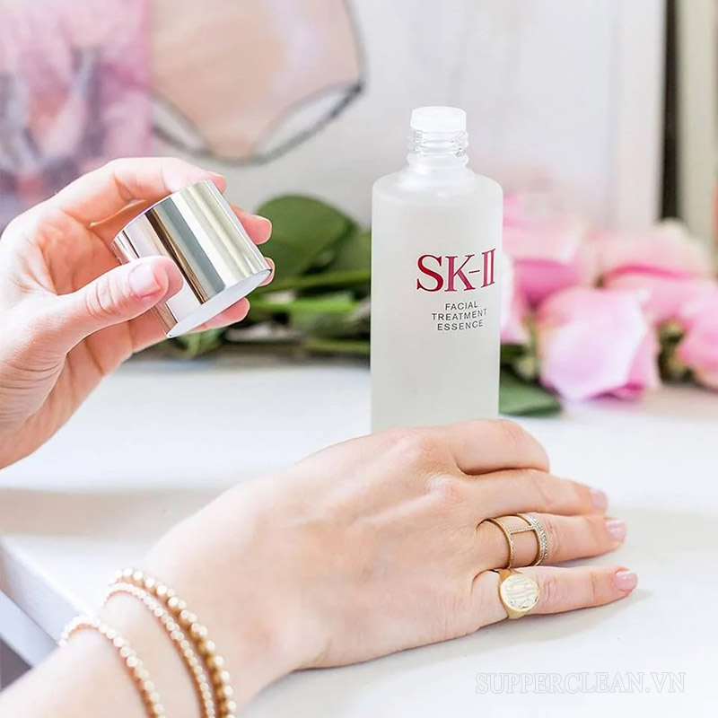 Kết hợp nước thần với serum, kem dưỡng ẩm để chăm sóc da tốt nhất