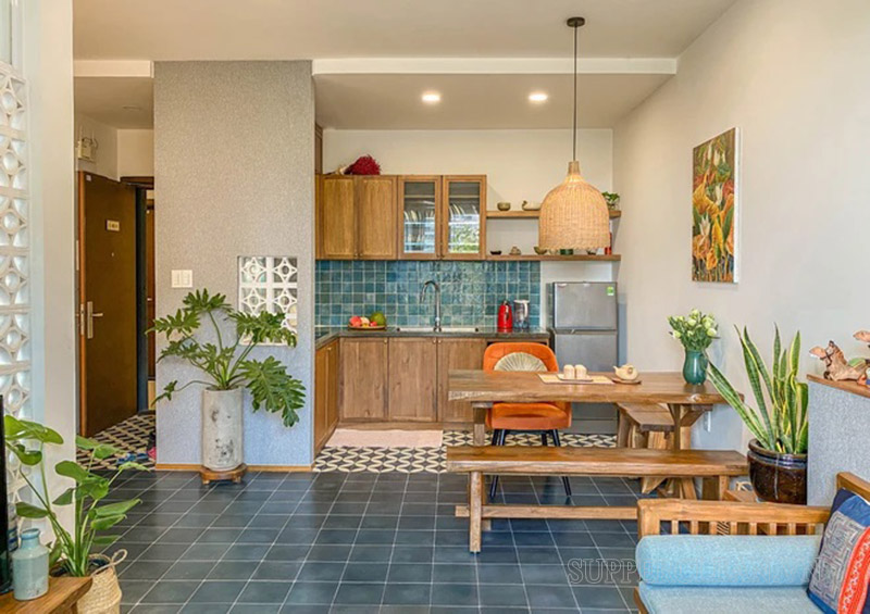 Nhà cấp 4 phong cách Indochine sử dụng rất nhiều cây xanh để trang trí và các vật dụng làm bằng gỗ như bàn, ghế, tủ bếp,..