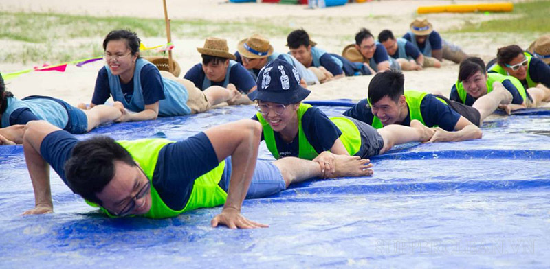 Tổ chức trò chơi tập thể ngoài trời